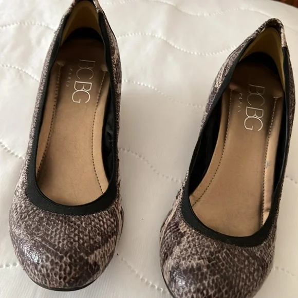 BCBG Paris wedged heel shoes W round toes snake print sz 8 in good condition - Picture 2 of 7